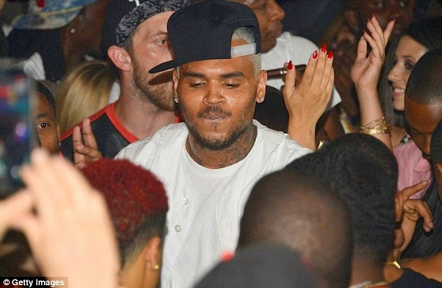 MSANII CHRIS BROWN ANUSURIKA KIFO, SUGE KNIGHT AKIJERUHIWA KWA RISASI
