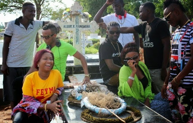 MSANII AUNTY EZEKIEL NA WEMASEPETU  WAANGUA KICHEKO MAKABURINI MCHANA KWEUPEE!!!KISA HIKI HAPAAA