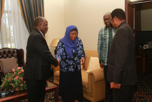BREAKING NEWZZZ:RAIS DKT. MAGUFULI, WAZIRI MKUU MAJALIWA, WATUA OFISINI KWA MAKAMU WA RAIS, MHE. SAMIA OFISINI KWAKE