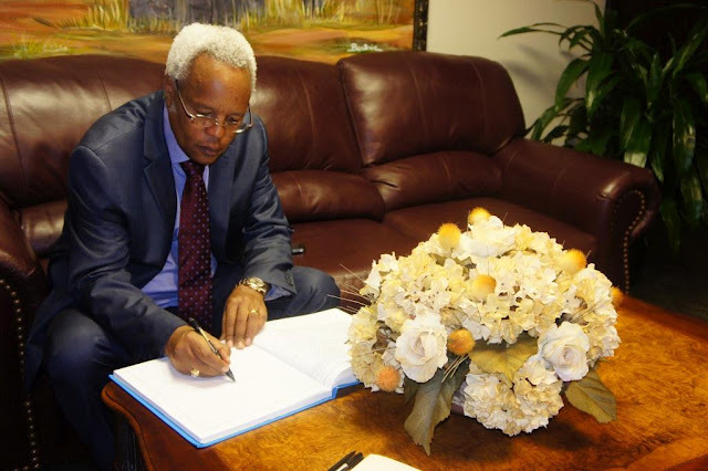 LOWASSA AIBUKIA KANISANI HANDENI IBADA YA KRISMASI......AWATAKA WATANZANIA WADUMISHE AMANI NA UPENDO..SOMA HII KAULI YAKE HAPA
