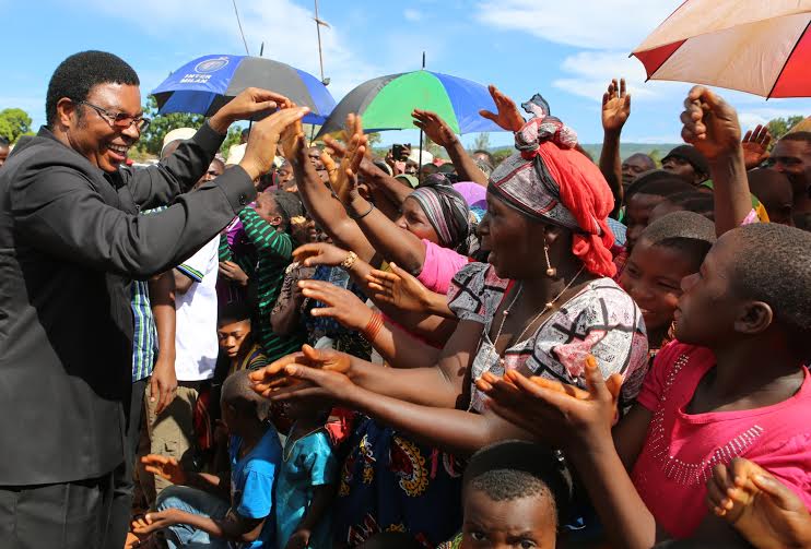 WAZIRI MKUU ACHARUKA.....ASEMA WABADHIRIFU WATANG'OLEWA MARA MOJA,ASISITIZA WASOMI WAKO WENGI WANAOTAFUTA AJIRA