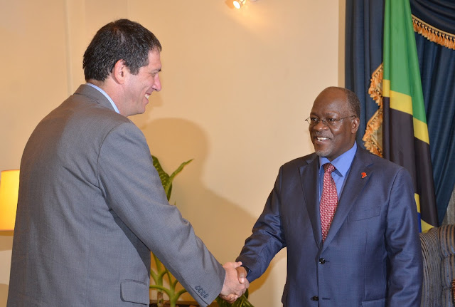 SHUHUDIA HAPA RAIS MAGUFULI ALIVYOKUTANA  NA BALOZI WA ISRAEL.......WAMEONGEA NINI? BOFYA HAPA