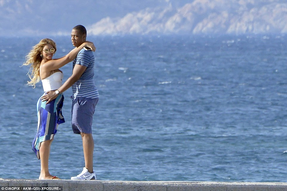 2C44A19800000578-3232877-Matching_ensembles_Beyonce_showcased_her_trademark_curves_in_the-a-160_1442166946042