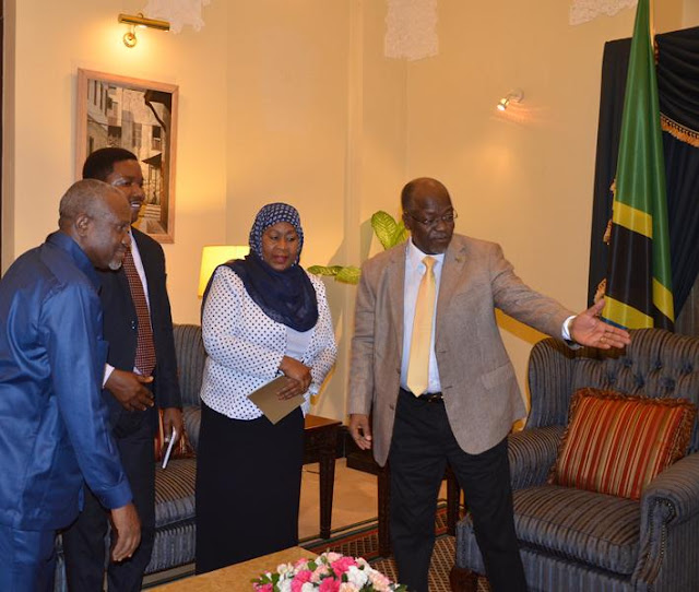RAIS DKT. MAGUFULI AKUTANA NA MAKAMU WA RAIS SAMIA SULUHU HASSAN, KATIBU MKUU PAMOJA NA NAIBU WAZIRI WA TAMISEMI IKULU JIJINI DAR ES SALAAM