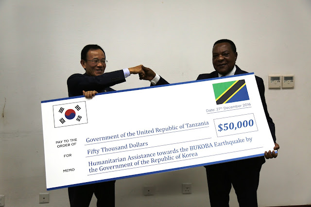 Waziri Mahiga apokea Dola elf 50,000 kwa ajili ya Waathirika wa Kagera