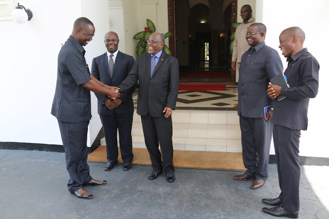 MWENYEKITI WA CCM TAIFA RAIS DKT. MAGUFULI AKUTANA NA VIONGOZI WAPYA WA CHAMA ALIOWATEUA HIVI KARIBUNI NA DC MTEULE WA UBUNGO