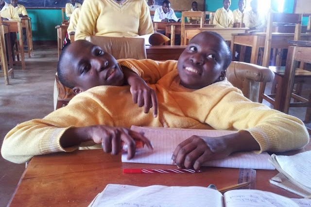 Walemavu walioungana wampata kijana wa kuwaoa
