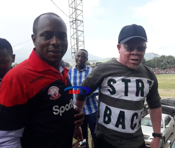 Manara amvisha jezi ya Simba Mkuu wa Wilaya ya Arumeru, Jerry Muro ambaye amewahi kuwa msemaji wa Yanga