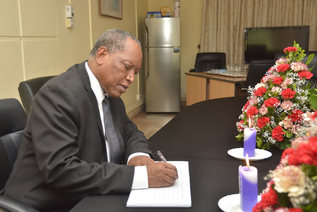 PROF KABUDI ASAINI KITABU CHA MAOMBOLEZO ZIMBABWE