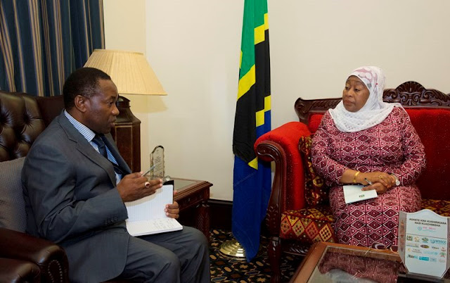 MAKAMU WA RAIS AKUTANA NA BALOZI HASSAN SIMBA YAHYA,AAGANA NAYE.