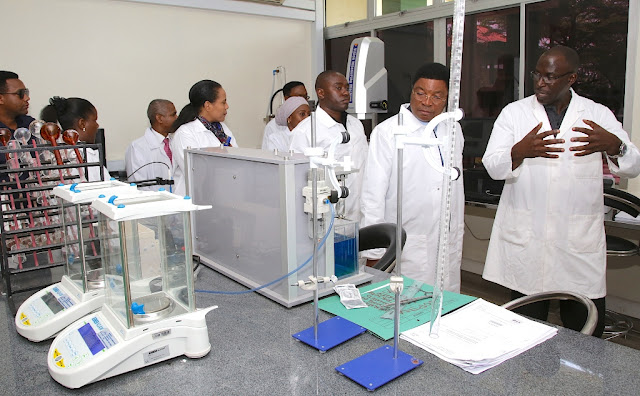 Waziri Mkuu aipongeza TFDA katika udhibiti