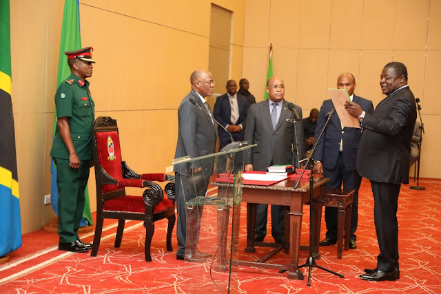 RAIS MAGUFULI APOKEA RIPOTI YA TAKUKURU, AMWAPISHA BALOZI WA TANZANIA NCHINI CUBA