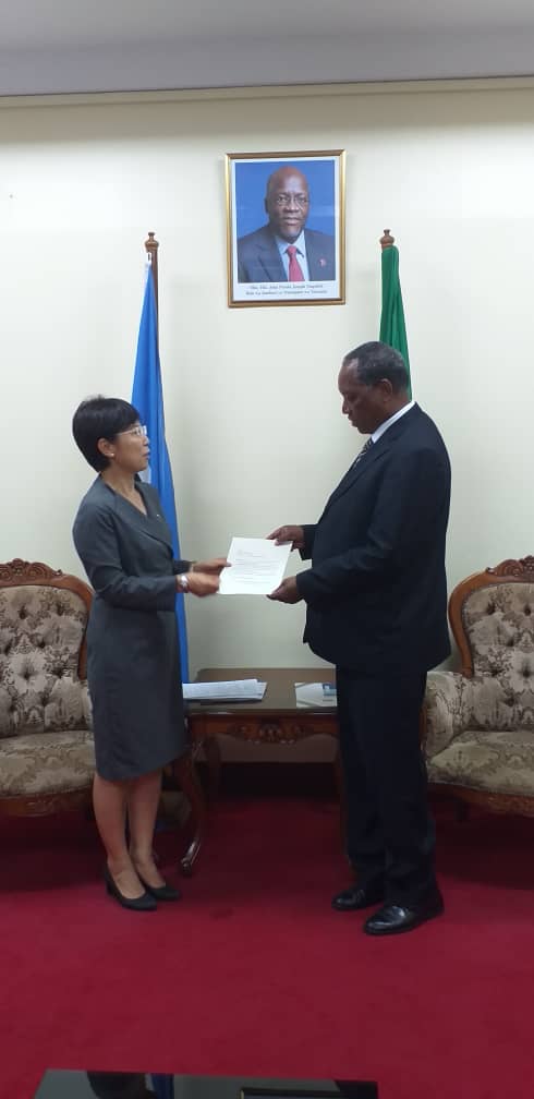 Prof. Kabudi apokea Salamu za Pongezi kutoka kwa Waziri wa Mambo ya Nje wa China