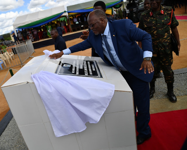 RAIS MAGUFULI AENDELEA NA ZIARA RUVUMA NAKUZINDUA MRADI WA UMEME NA KUWEKA JIWE LA MSINGI LA STENDI NA BARABARA