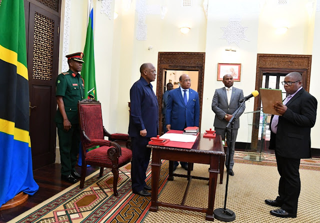 RAIS DKT. MAGUFULI AWAAPISHA VIONGOZI WAWILI IKULU JIJINI DAR ES SALAAM