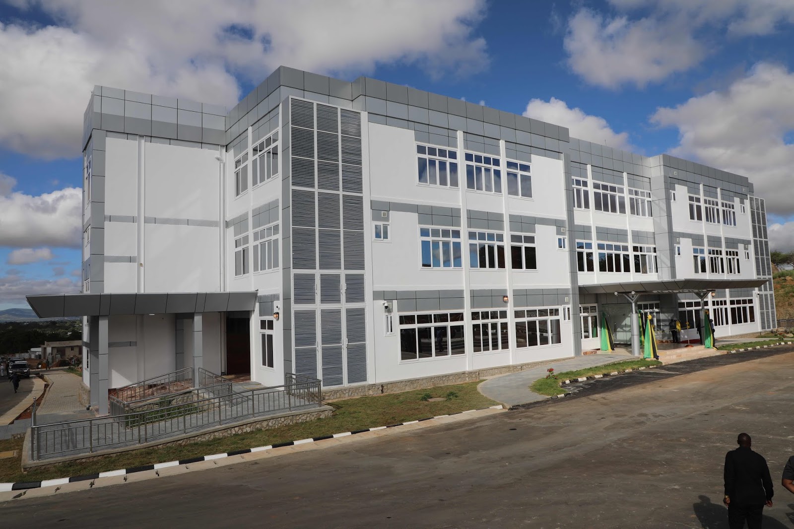 RAIS DKT. MAGUFULI AFUNGUA RASMI MAJENGO MAPYA YA IKULU YA CHAMWINO JIJINI DODOMA