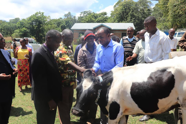 DC MURO NA KKKT MERU WATOA NG’OMBE 20 KWA WANANCHI