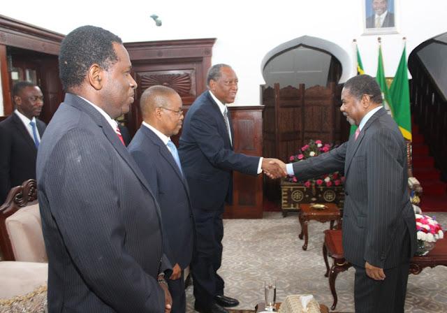 RAIS WA ZANZIBAR AZUNGUMZA NA WAZIRI PROF. KABUDI IKULU LEO