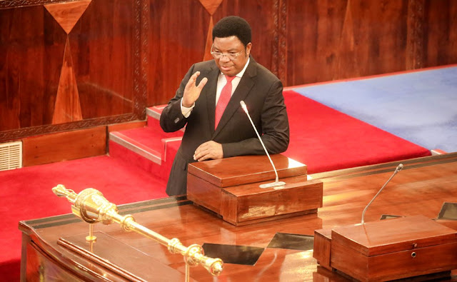 WAZIRI MKUU AKUTANA NA MABALOZI WA KENYA, KUWAIT