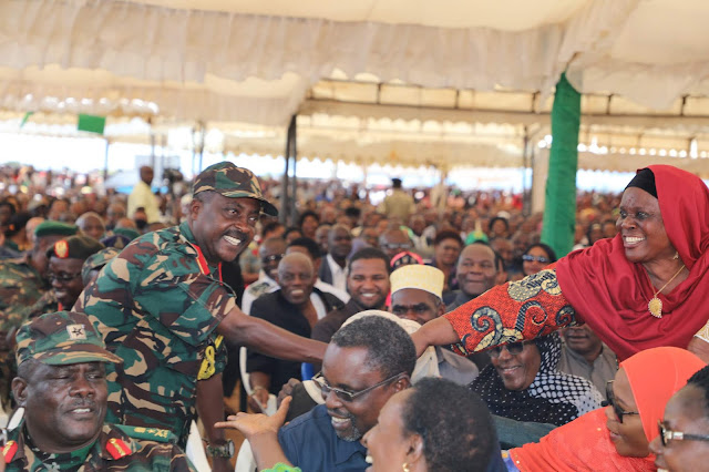 Rais magufuli alivyompandisha cheo Kanali Charles Mbuge kuwa Brigedia Jenerali
