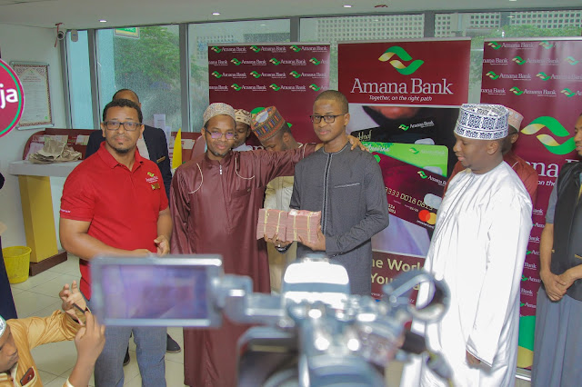 WASHINDI WA MASHINDANYO YA KUHIFADHI QURAAN WAPEWAZ PESA ZAO NA AMANA BANK