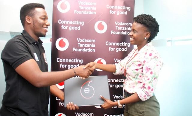 VODACOM TANZANIA FOUNDATION YAKABIDHI ZAWADI ZA KOMPUTA MPAKATO (LAPTOP) KWA WASHINDI WA HACKTHON