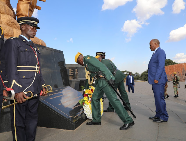 RAIS DKT. MAGUFULI AWEKA SHADA LA MAUA KATIKA MAKABURI YA MASHUJAA WA ZIMBABWE KATIKA ENEO LA NATIONAL HEROES ACRE WEST WING HARARE