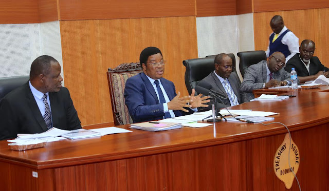 WAZIRI MKUU AWASIMAMISHA KAZI WAKURUGENZI SABA TUME YA UMWAGILIAJI