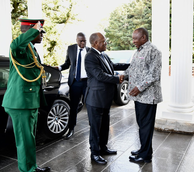 RAIS DKT MAGUFULI AKUTANA NA KUFANYA MAZUNGUMZO NA RAIS WA AFRIKA KUSINI CYRIL RAMAPHOSA IKULU YA PRETORIA NCHINI AFRIKA KUSINI SIKU MOJA MARA BAADA YA KUAPISHWA NA KABLA YA KUTEUA BARAZA LAKE LA MAWAZIRI