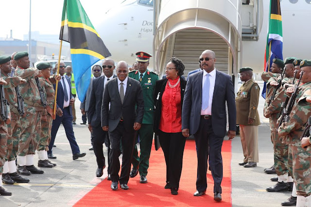 RAIS DKT. JOHN POMBE MAGUFULI AWASILI NCHINI AFRIKA KUSINI KWAAJILI YA SHEREHE YA UAPISHO WA RAIS MTEULE WA NCHI HIYO MHE.CYRIL RAMAPHOSA