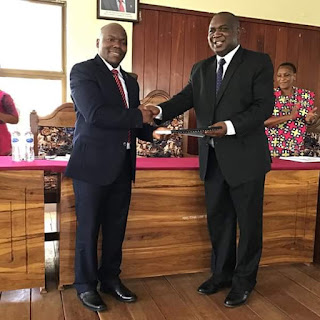 MAKALLA AKABIDHI OFISI KWA HOMELA, AAHIDI KUBAKI KUWA MWADILIFU KWA CCMA NA SERIKALI YAKE