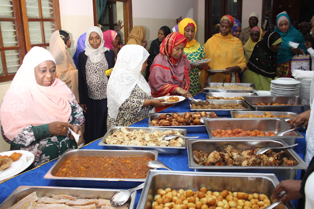 MKE WA RAIS WA ZANZIBAR MAMA MWANAMWEMA SHEIN, AJUMUIKA NA WATOTO YATIMA WA MAZIZINI ZANZIBAR KATIKA FUTARI ALIYOWAANDALIA