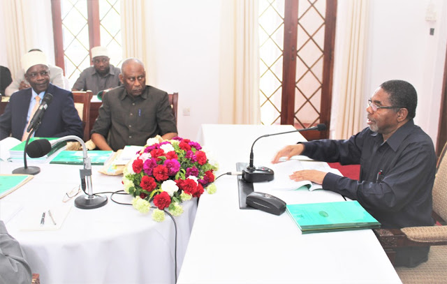 RAIS DKT. SHEIN AZUNGUMZA NA UONGOZI WA WIZARA YA KILIMO MALIASILI MIFUGO NA UVUVI IKULU NDOGO KIBWENI ZANZIBAR