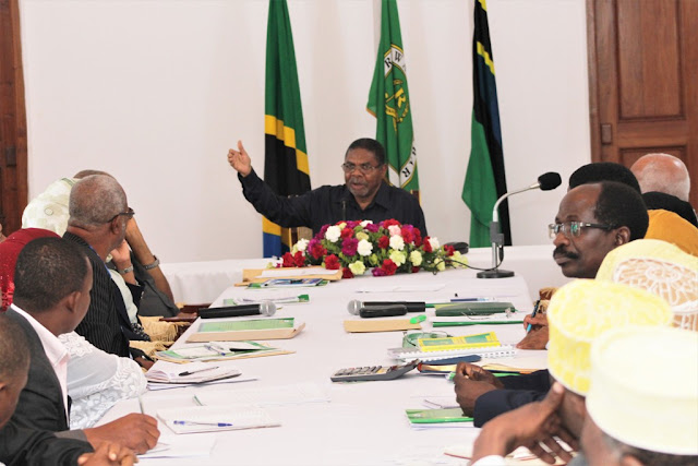RAIS DKT.SHEIN AZUNGUMZA NA UONGOZI WA WIZARA YA VIJANA MICHEZO UTAMADUNI NA SANAA ZANZIBAR IKULU NDOGO KIBWENI