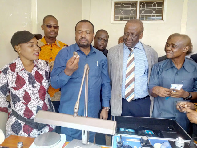 NYONGO ASHUHUDIA JIWE LA ALMASI LA UZITO WA “CT” 512.15 LIKIUZWA KWA BILION 3, 262, 149, 332