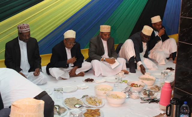 RAIS DKT. SHEIN AJUMUIKA NA WANANCHI WA KIBELE KATIKA FUTARI NYUMBANI KWAKE