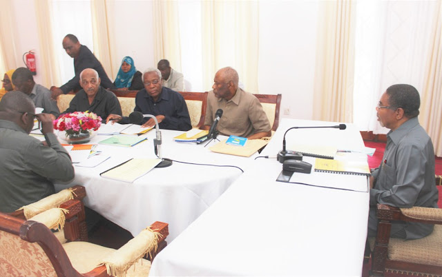 RAIS DKT. SHEIN AZUNGUMZA NA UONGOZI WA WIZARA YA FEDHA NA MIPANGO ZANZIBAR IKULU NDOGO KIBWENI ZANZIBAR