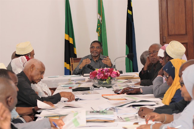 RAIS WA ZANZIBAR DKT. SHEIN AZUNGUMZA NA UONGOZI WA WIZARA YA HABARI UTALII NA MAMBO YA KALE IKULU NDOGO KIBWENI