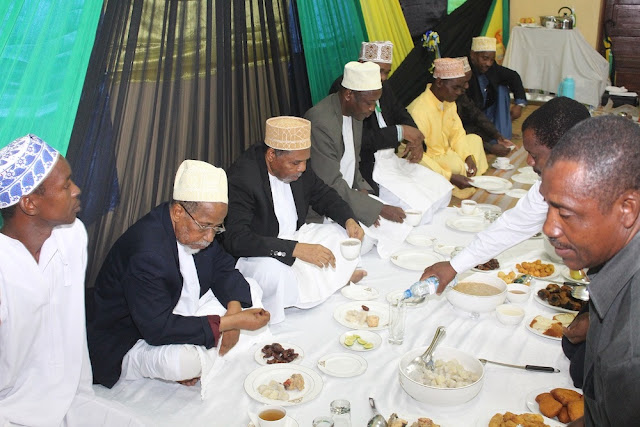 RAIS WA ZANZIBAR DK. SHEIN AJUMUIKA KATIKA FUTARI ALIYOWAANDALIA WANANCHI WA KIJIJI CHA MKANYAGENI WILAYA YA MKOANI KISIWANI PEMBA