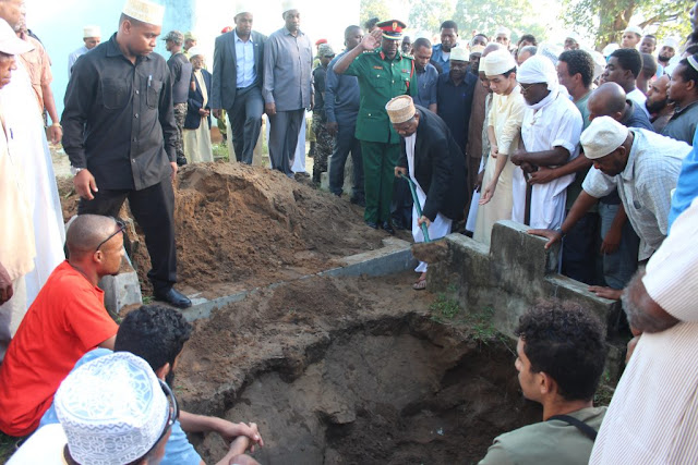 RAIS WA ZANZIBAR DK.SHEIN ASHIRIKI KATIKA MAZIKO YA ALIYEKUWA MWENYEKITI WA ZFA MAREHEMU ALI FEREJ TAMIM KATIKA MAKABURI YA MWANAKWEREKWE ZANZIBAR