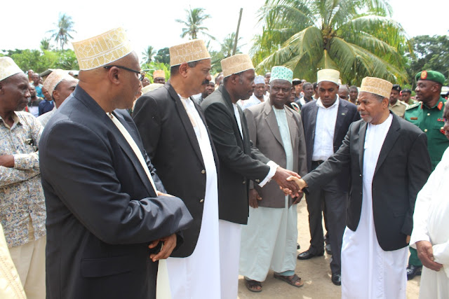 RAIS WA ZANZIBAR DKT. SHEIN AONGOZA WANANCHI KATIKA MAZIKO YA WAZIRI WA ZAMANI MAREHEMU ALI JUMA SHAMUHUNA KIJIJI CHA DONGE MKOA WA KASKAZINI UNGUJA