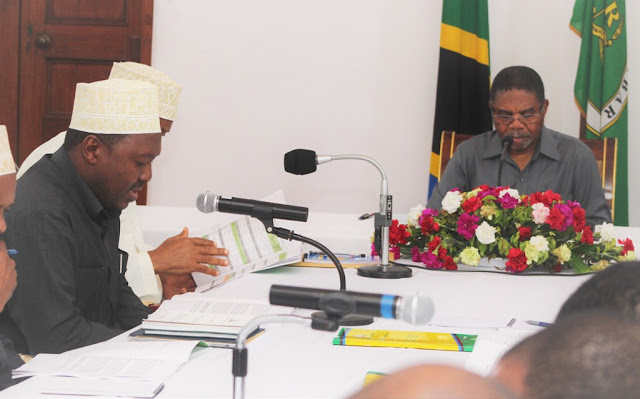 RAIS DKT.SHEIN AZUNGUMZA NA UONGOZI WA OFISI YA RAIS NA MWENYEKITI WA BARAZA LA MAPINDUZI IKULU NDOGO KIBWENI ZANZIBAR