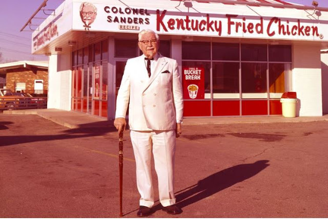 HUYU HAPA MMILIKI WA KFC, ALIANZA KWA KUUZA KUKU BARABARANI