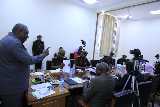 ALIYEFUKUA KABURI LA BABA YAKE KUCHUKUA BLANKETI ALIWAKIMBIA ASKARI MAHAKAMANI.