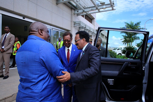 RAIS WA SOMALIA ATUA NCHINI KWA DHARURA, APOKELEWA NA WAZIRI LUGOLA UWANJA WA NDEGE, AMPONGEZA JPM KWA KUKUZA UCHUMI, UONGOZI MADHUBUTI