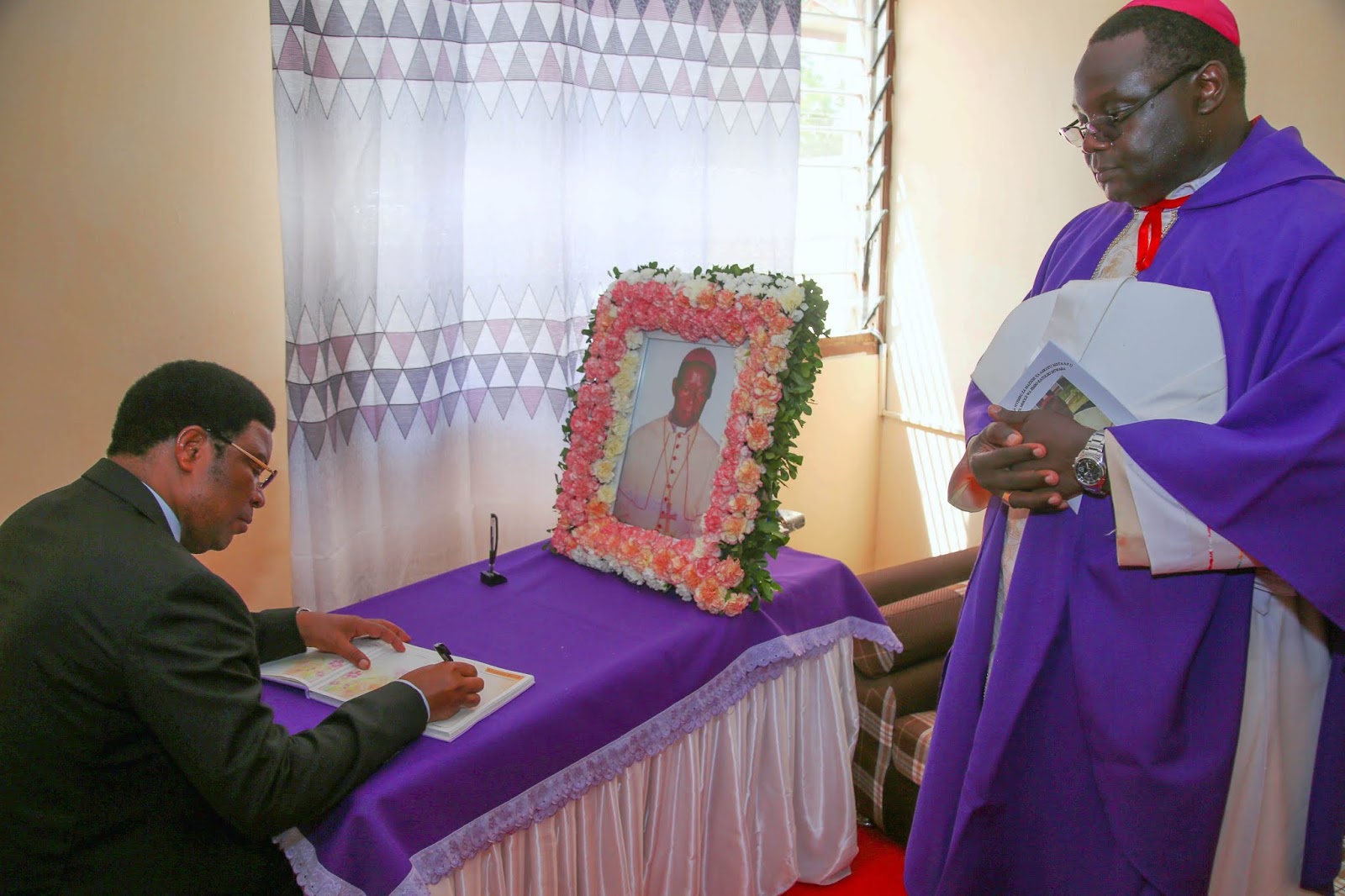 MAJALIWA AIWAKILISHA SERIKALI KATIKA MAZISHI YA ASKOFU MSTAAFU WA JIMBO KATOLIKI LA MTWARA