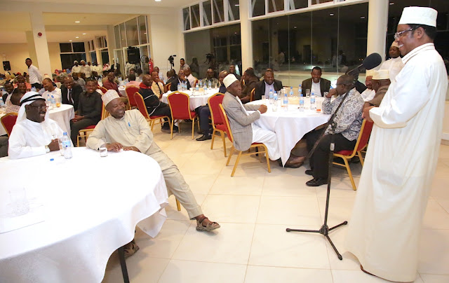 WAZIRI MKUU AWAFUTURISHA WATUMISHI WA OFISI YAKE