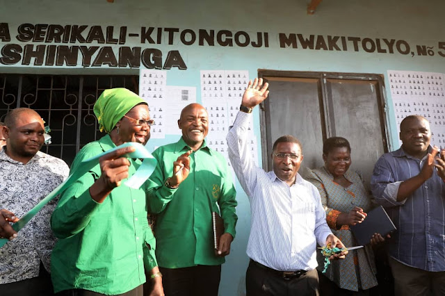 WAZIRI KALEMANI ATIMIZA AHADI YAKE KUWAWASHIA UMEME WANANCHI WA MWAKITOLYO