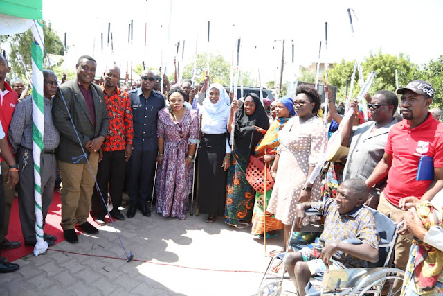 WAZIRI MHAGAMA AKABIDHI VIFAA VYA KUTEMBELEA KWA WALEMAVU