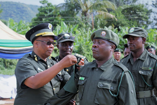 KAMISHNA WA UHIFADHI TANAPA,DKT ALLAN KIJAZI AWAVISHA VYEO ASKARI UHIFADHI WAKUU NA WAANDAMIZI